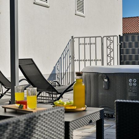 Luxury Apartment With Garden Jacuzzi And Wellness Трогир Екстериор снимка