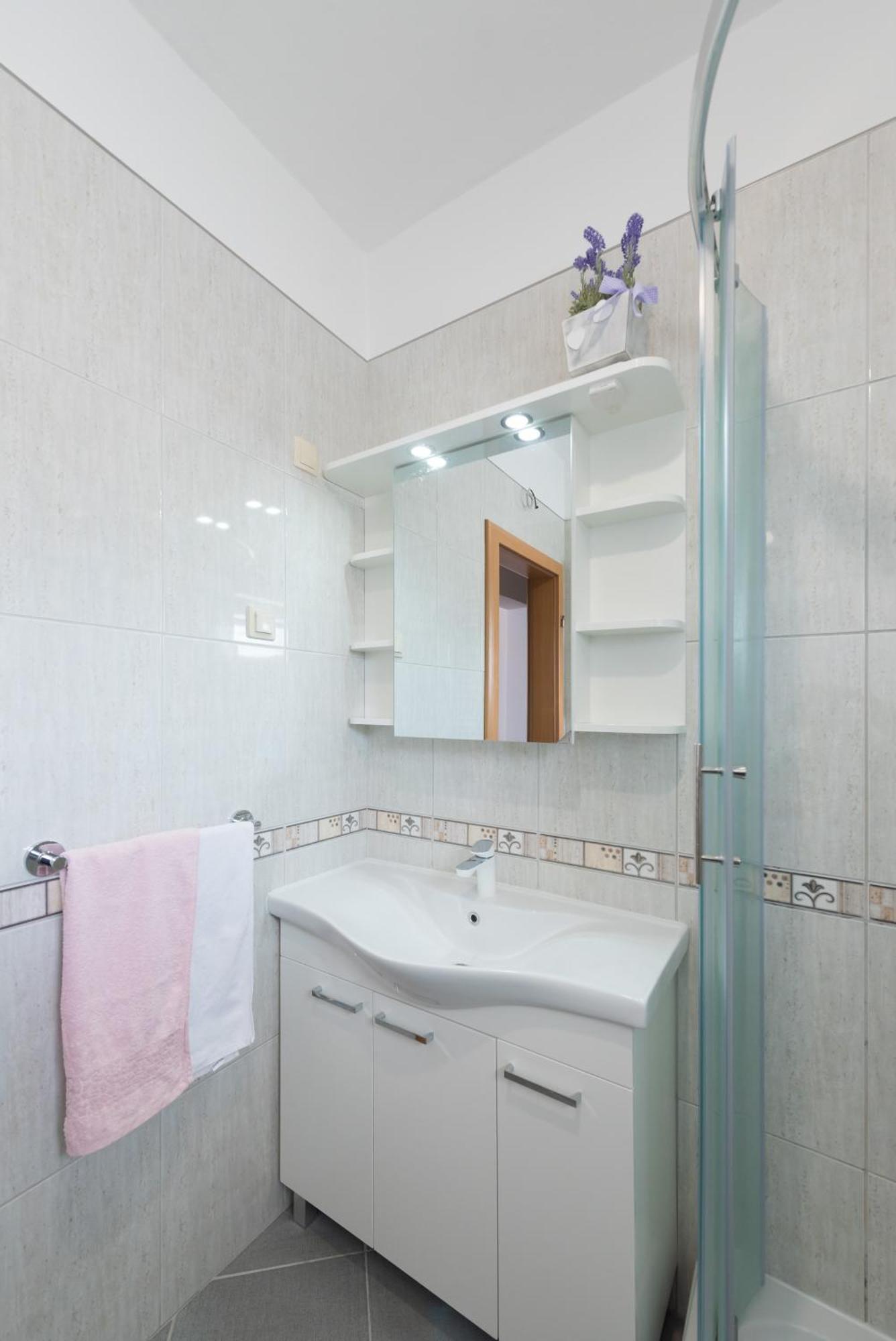Luxury Apartment With Garden Jacuzzi And Wellness Трогир Екстериор снимка