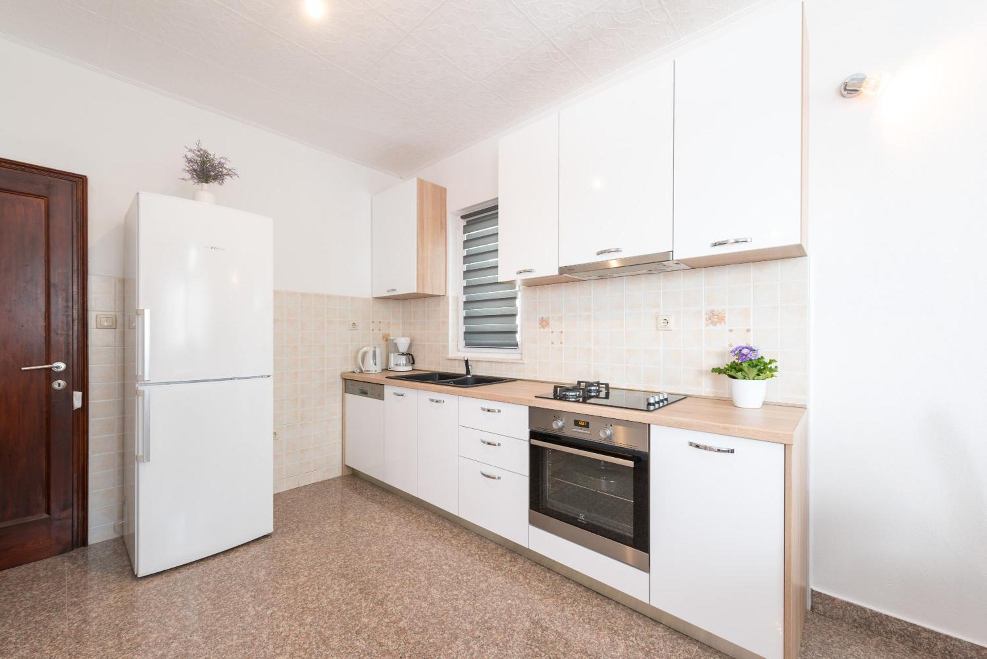 Luxury Apartment With Garden Jacuzzi And Wellness Трогир Екстериор снимка