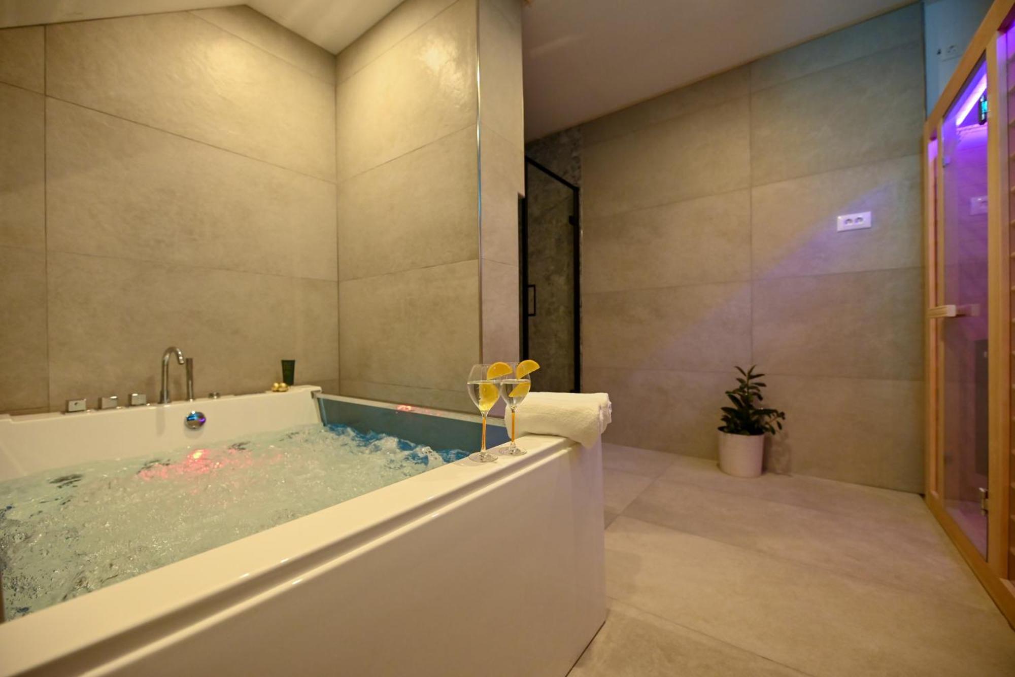 Luxury Apartment With Garden Jacuzzi And Wellness Трогир Екстериор снимка
