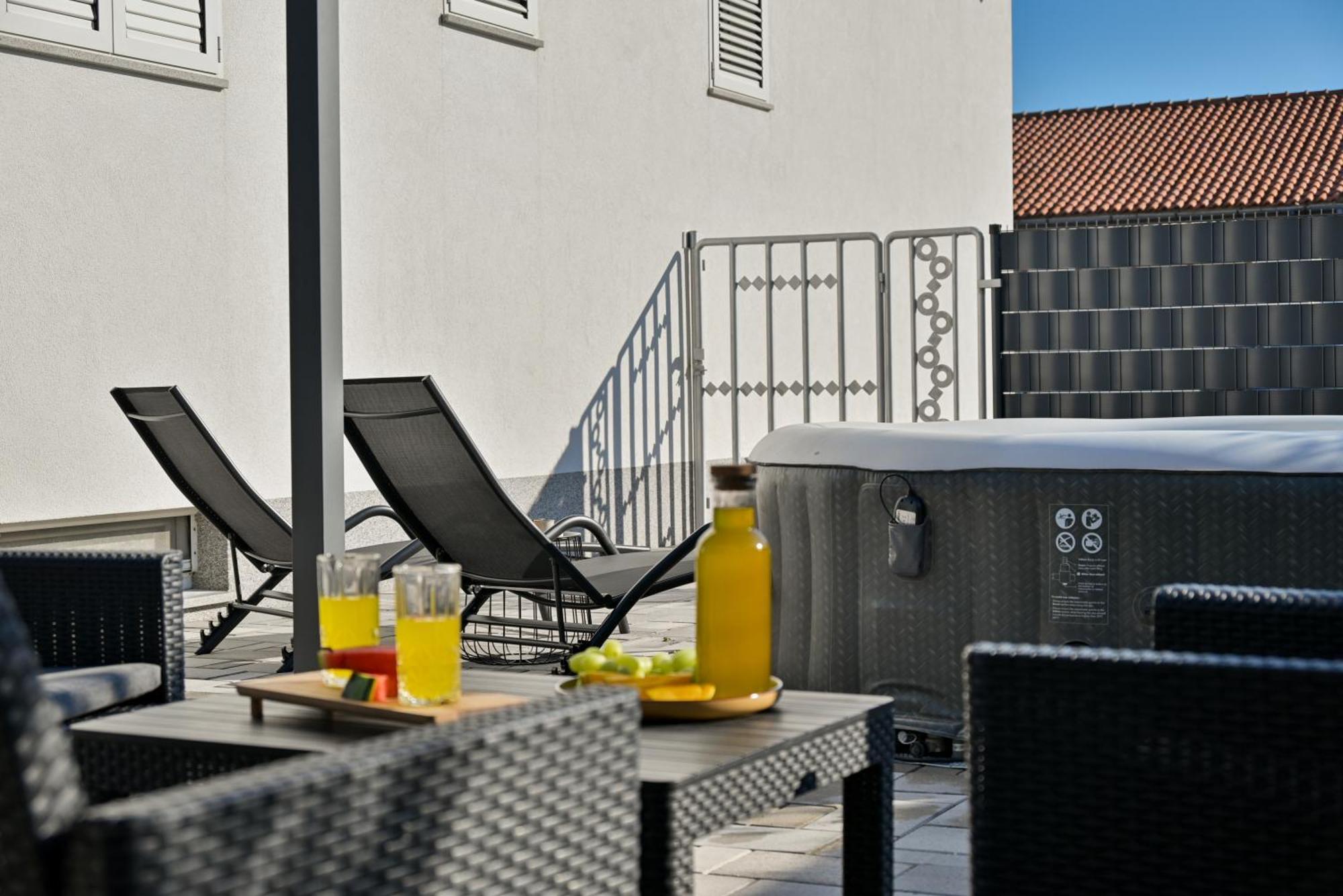 Luxury Apartment With Garden Jacuzzi And Wellness Трогир Екстериор снимка