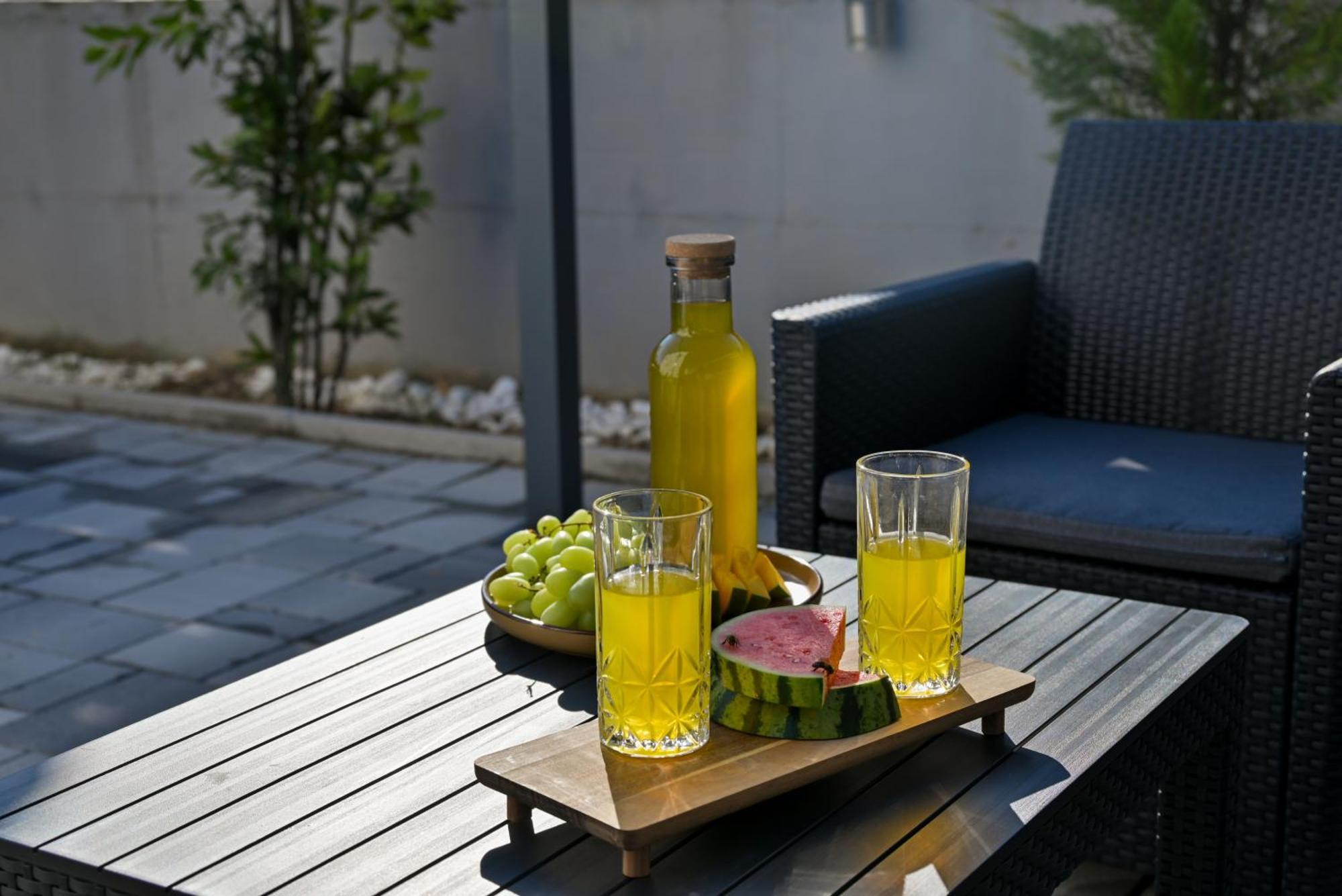 Luxury Apartment With Garden Jacuzzi And Wellness Трогир Екстериор снимка