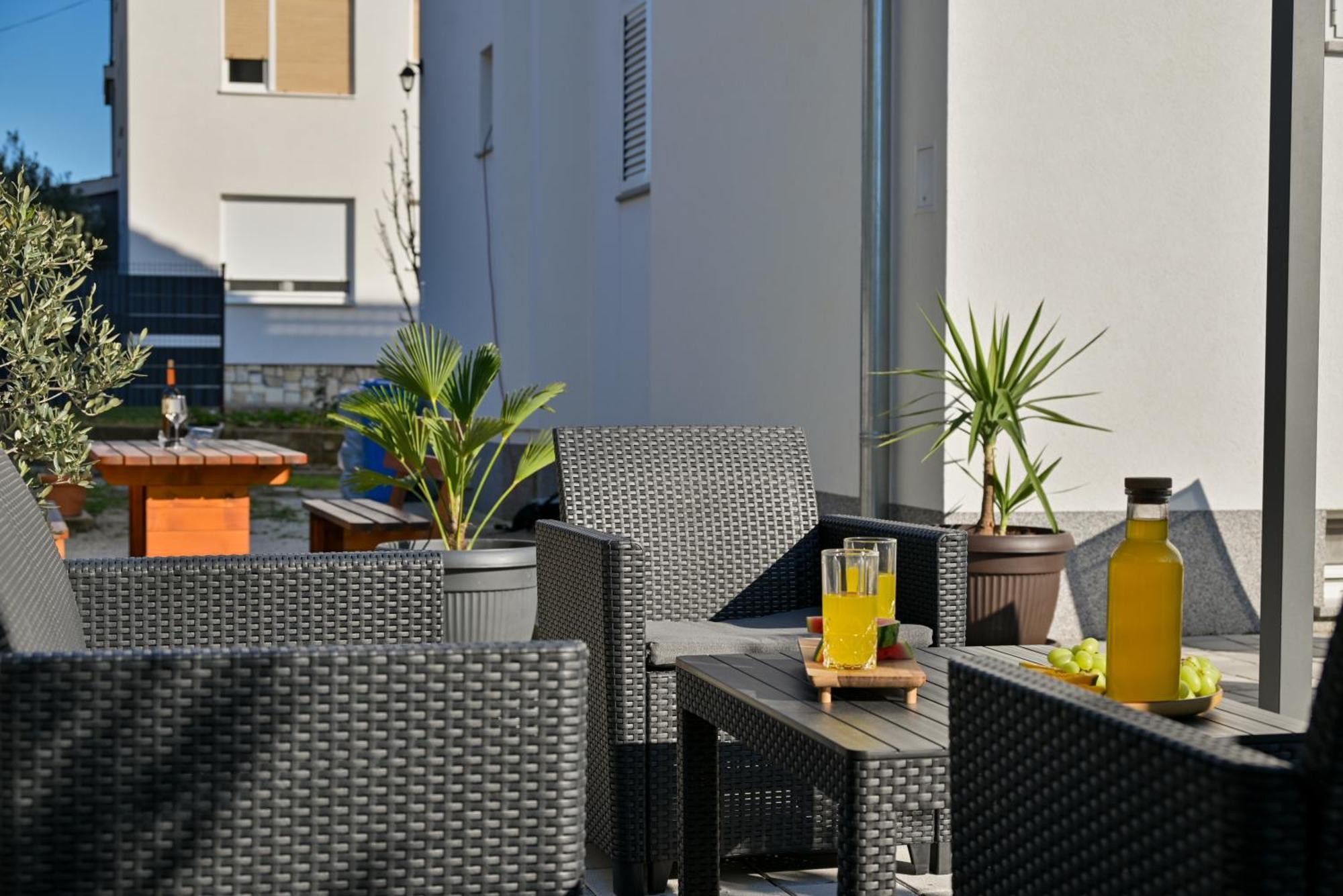 Luxury Apartment With Garden Jacuzzi And Wellness Трогир Екстериор снимка