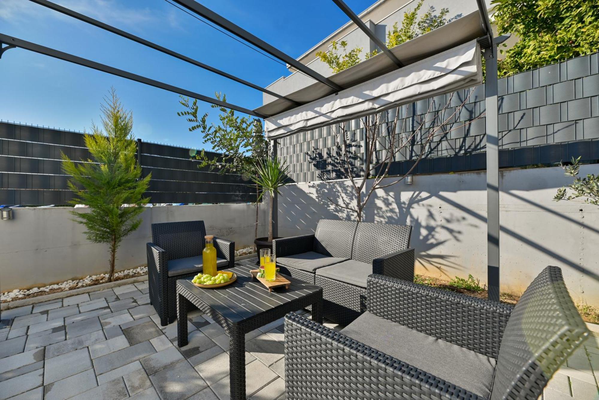 Luxury Apartment With Garden Jacuzzi And Wellness Трогир Екстериор снимка