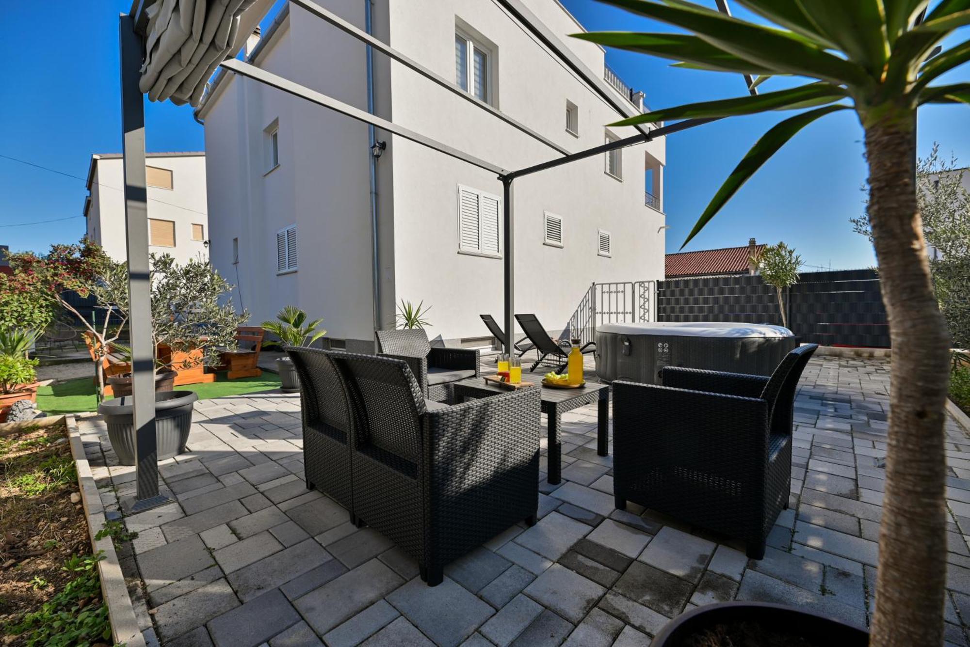 Luxury Apartment With Garden Jacuzzi And Wellness Трогир Екстериор снимка