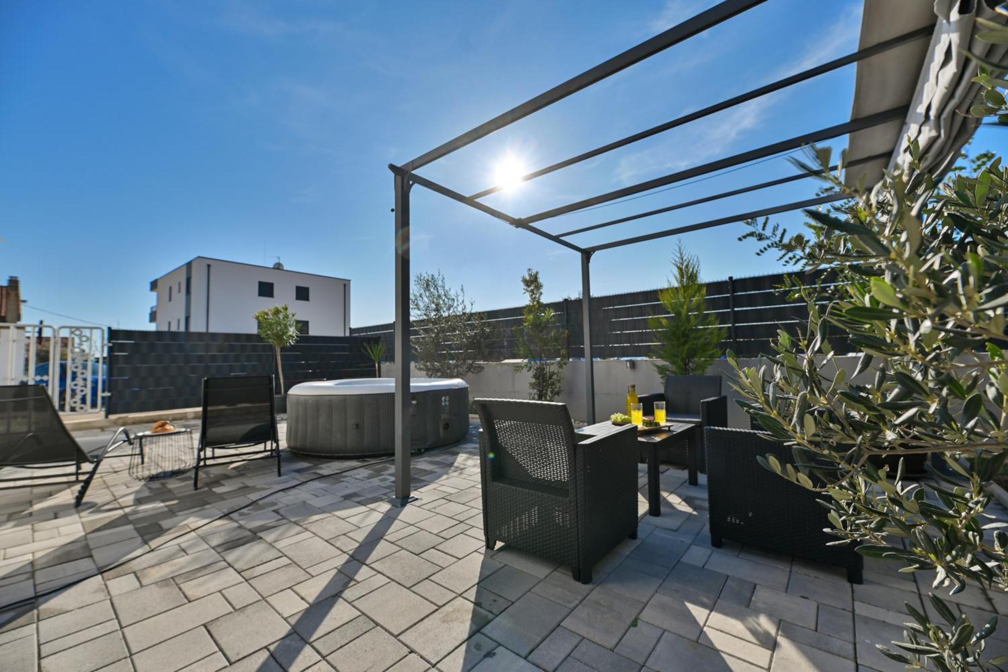 Luxury Apartment With Garden Jacuzzi And Wellness Трогир Екстериор снимка