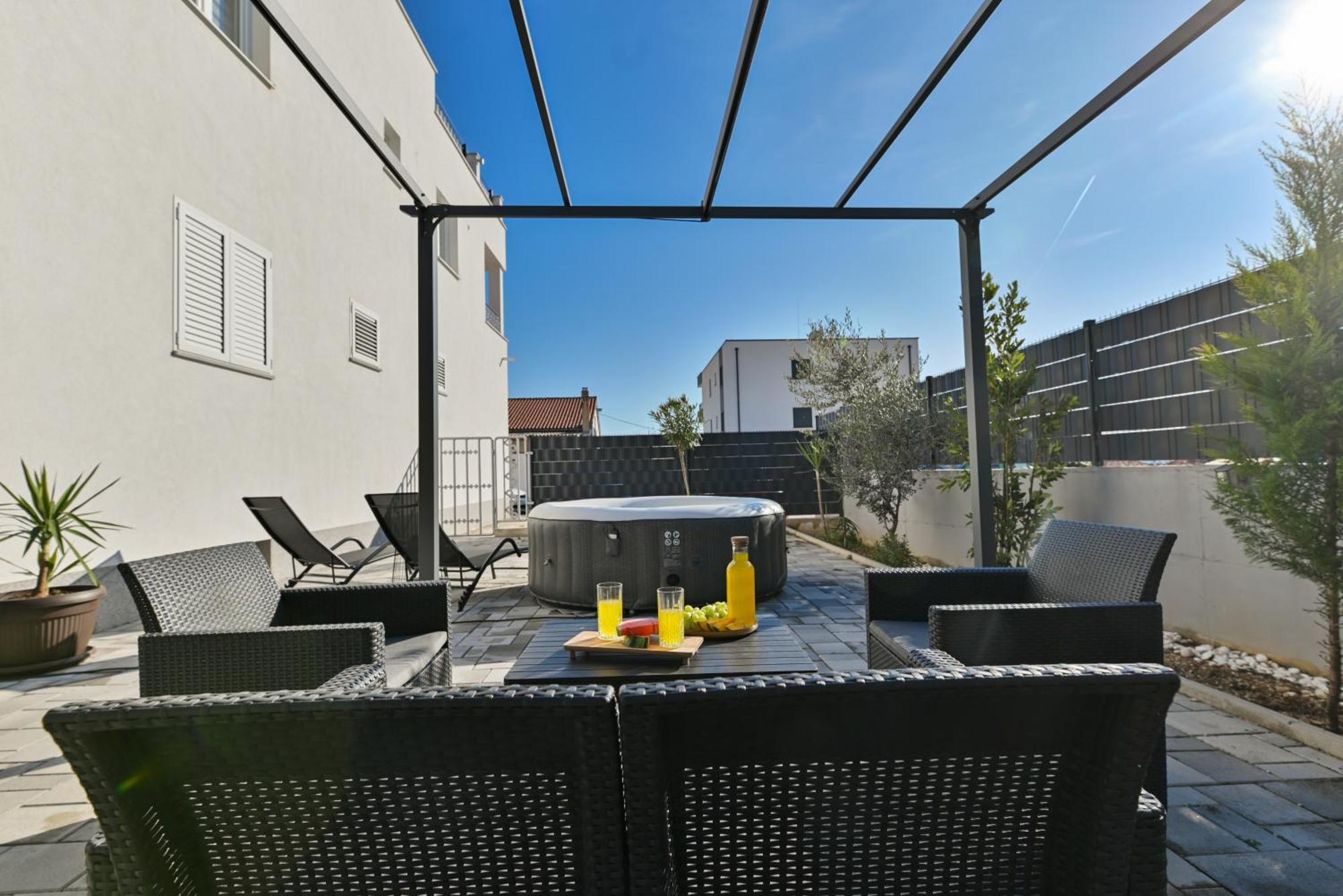 Luxury Apartment With Garden Jacuzzi And Wellness Трогир Екстериор снимка