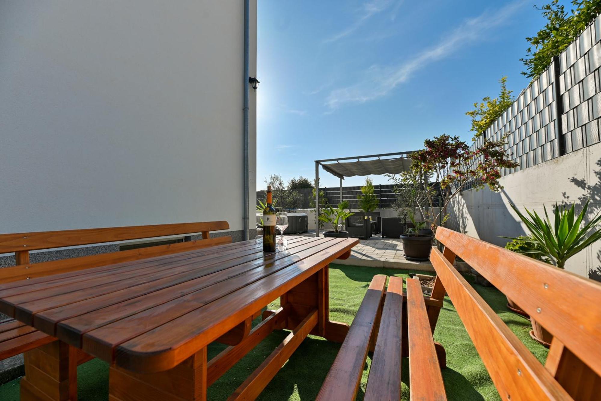 Luxury Apartment With Garden Jacuzzi And Wellness Трогир Екстериор снимка