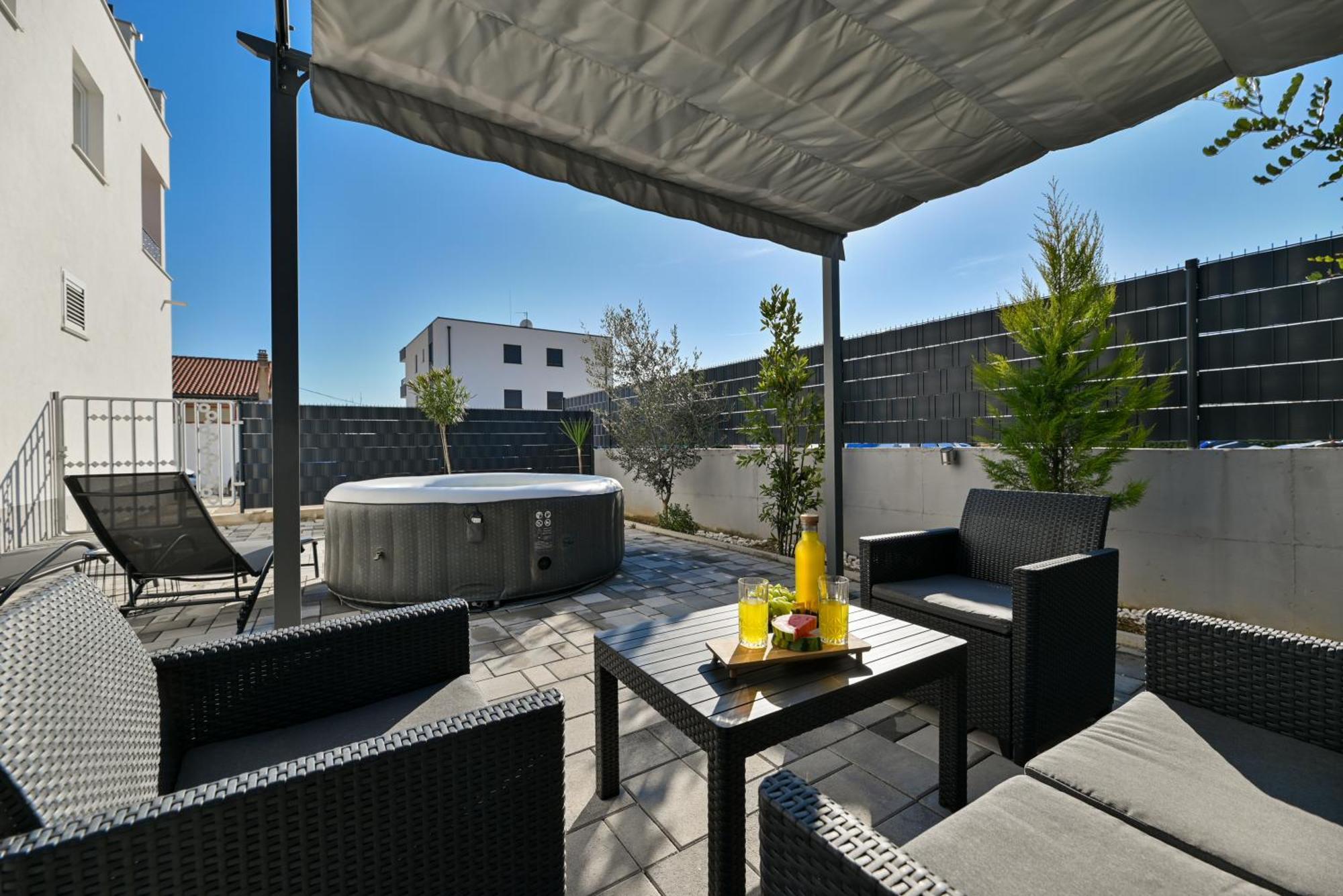 Luxury Apartment With Garden Jacuzzi And Wellness Трогир Екстериор снимка
