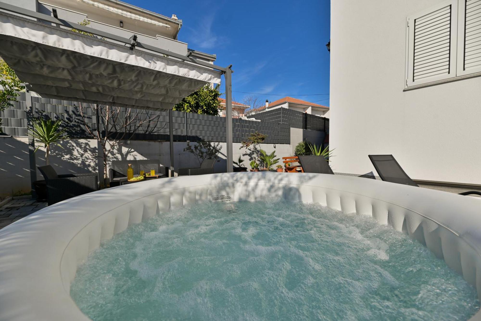Luxury Apartment With Garden Jacuzzi And Wellness Трогир Екстериор снимка