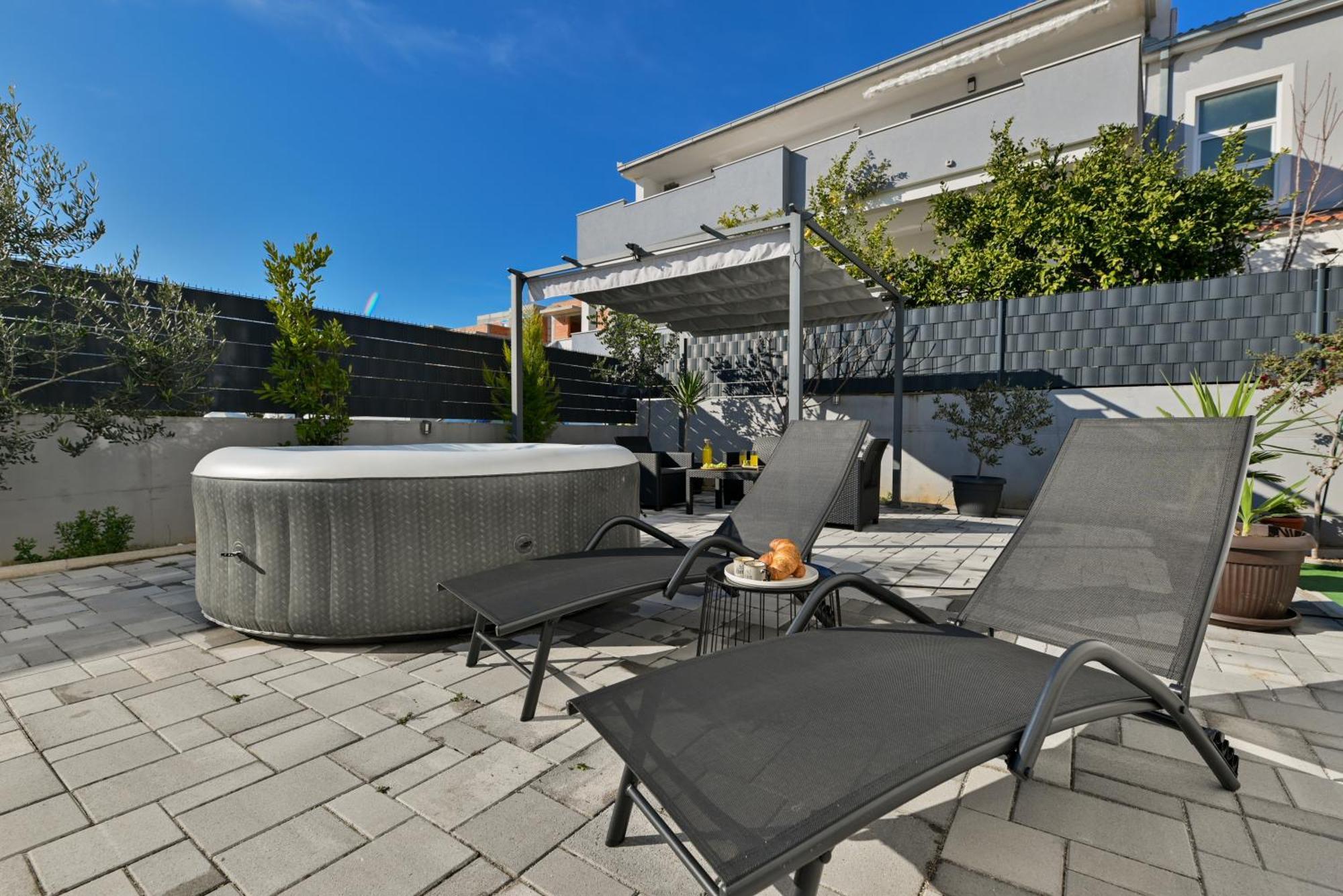 Luxury Apartment With Garden Jacuzzi And Wellness Трогир Екстериор снимка