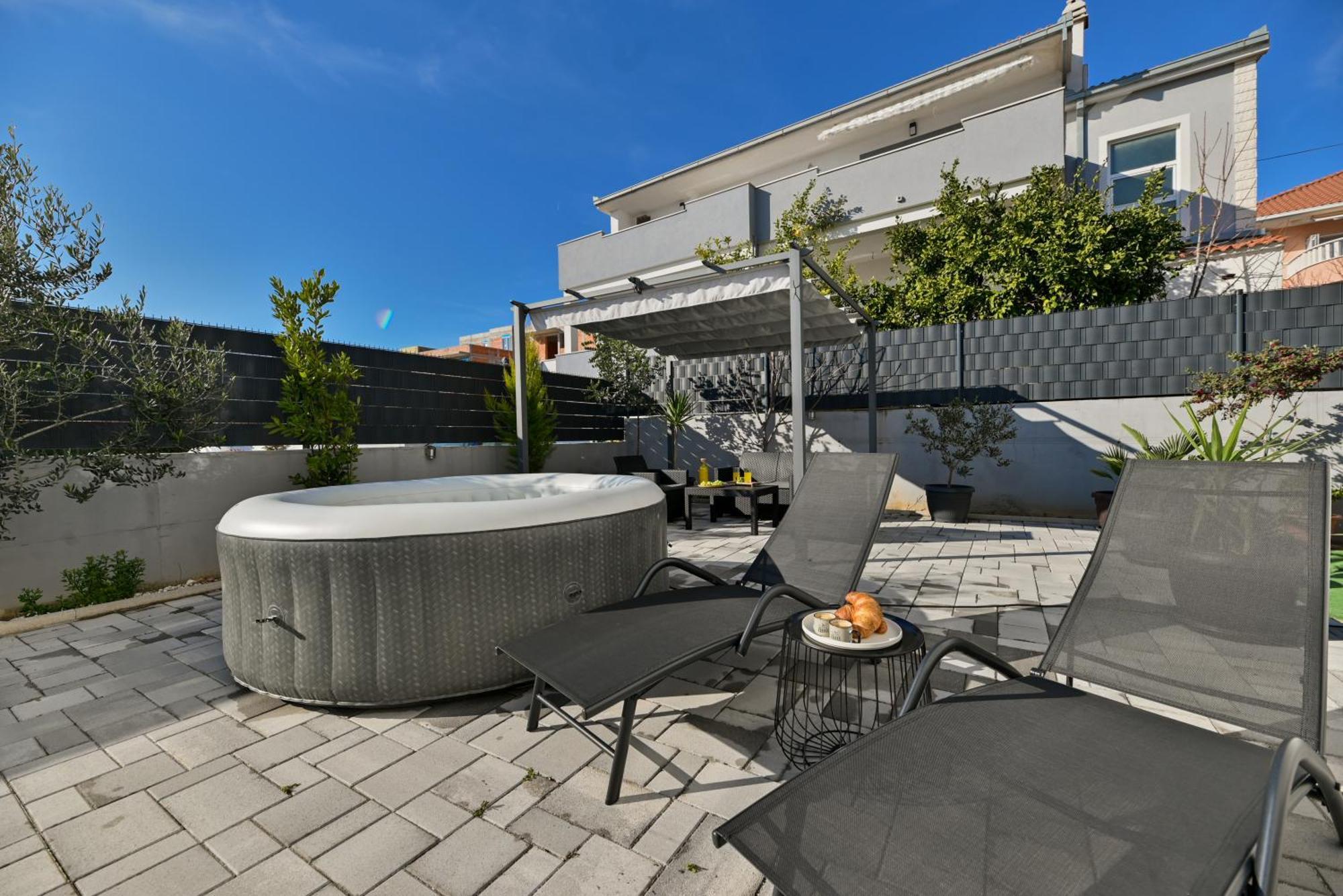 Luxury Apartment With Garden Jacuzzi And Wellness Трогир Екстериор снимка