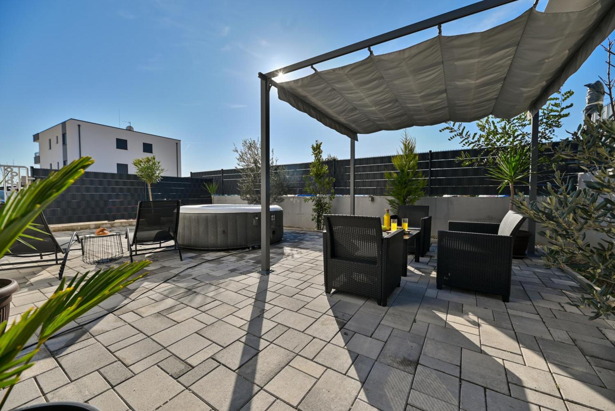 Luxury Apartment With Garden Jacuzzi And Wellness Трогир Екстериор снимка