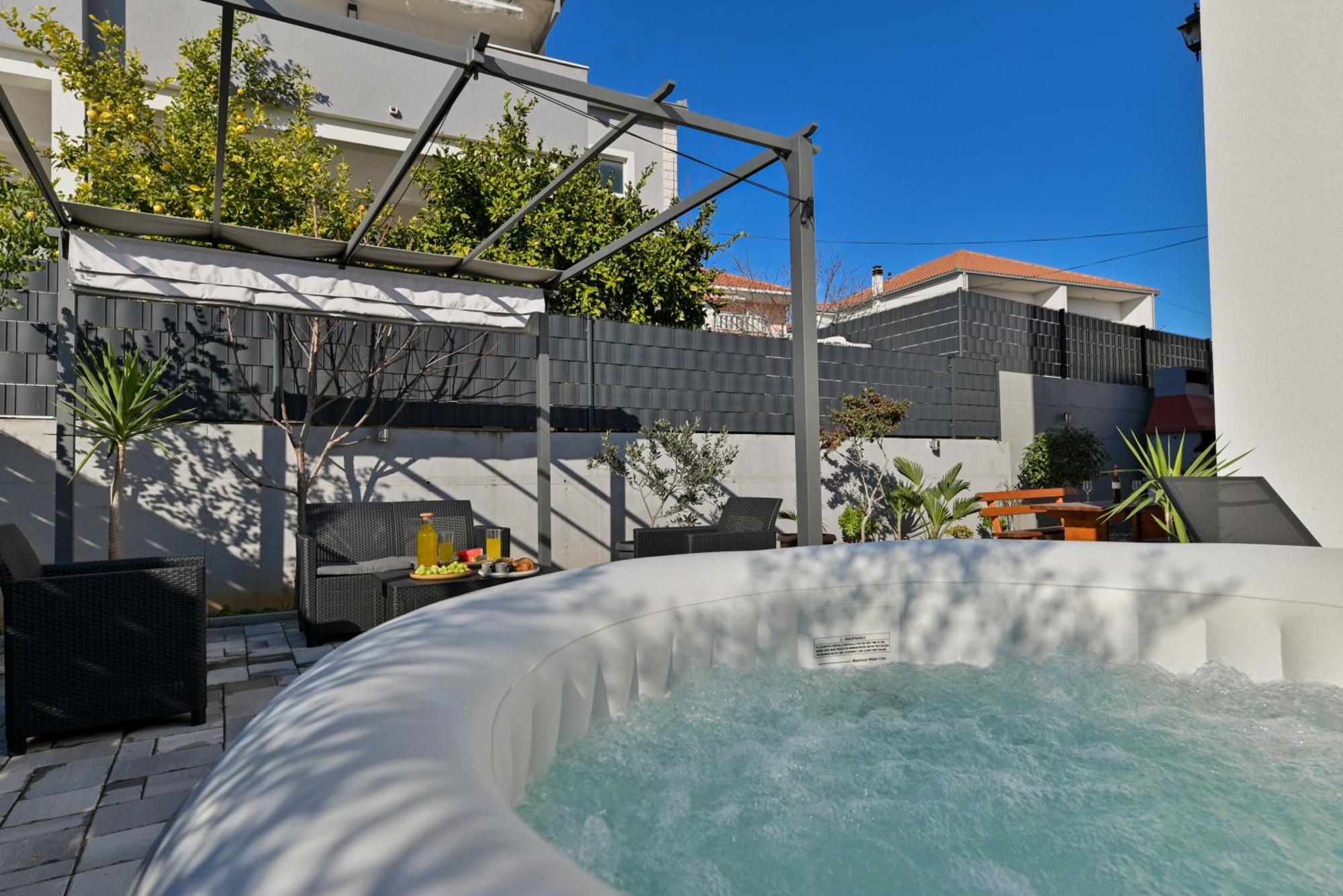 Luxury Apartment With Garden Jacuzzi And Wellness Трогир Екстериор снимка