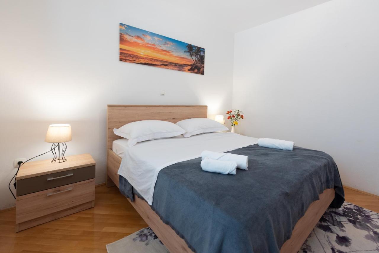 Luxury Apartment With Garden Jacuzzi And Wellness Трогир Екстериор снимка