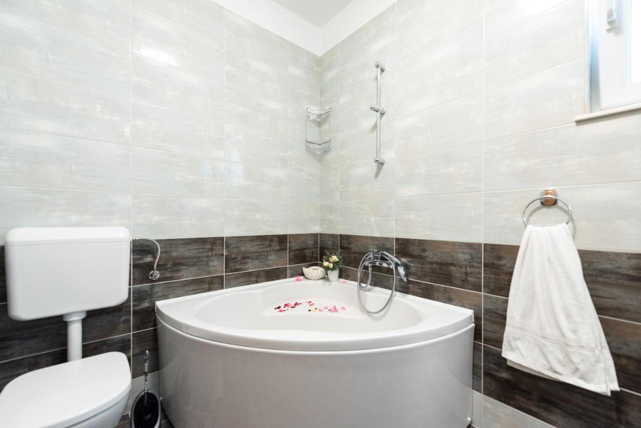 Luxury Apartment With Garden Jacuzzi And Wellness Трогир Екстериор снимка