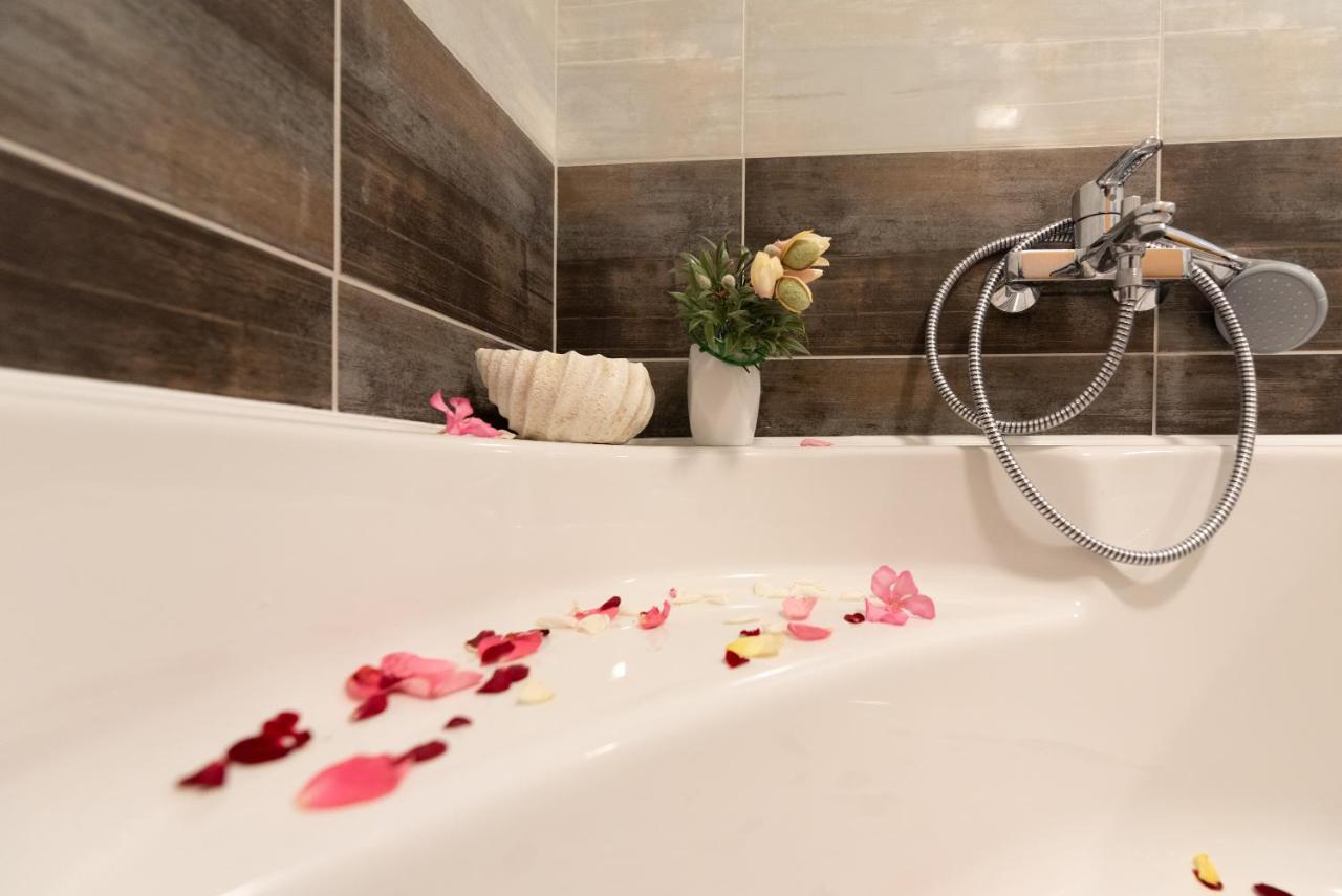 Luxury Apartment With Garden Jacuzzi And Wellness Трогир Екстериор снимка